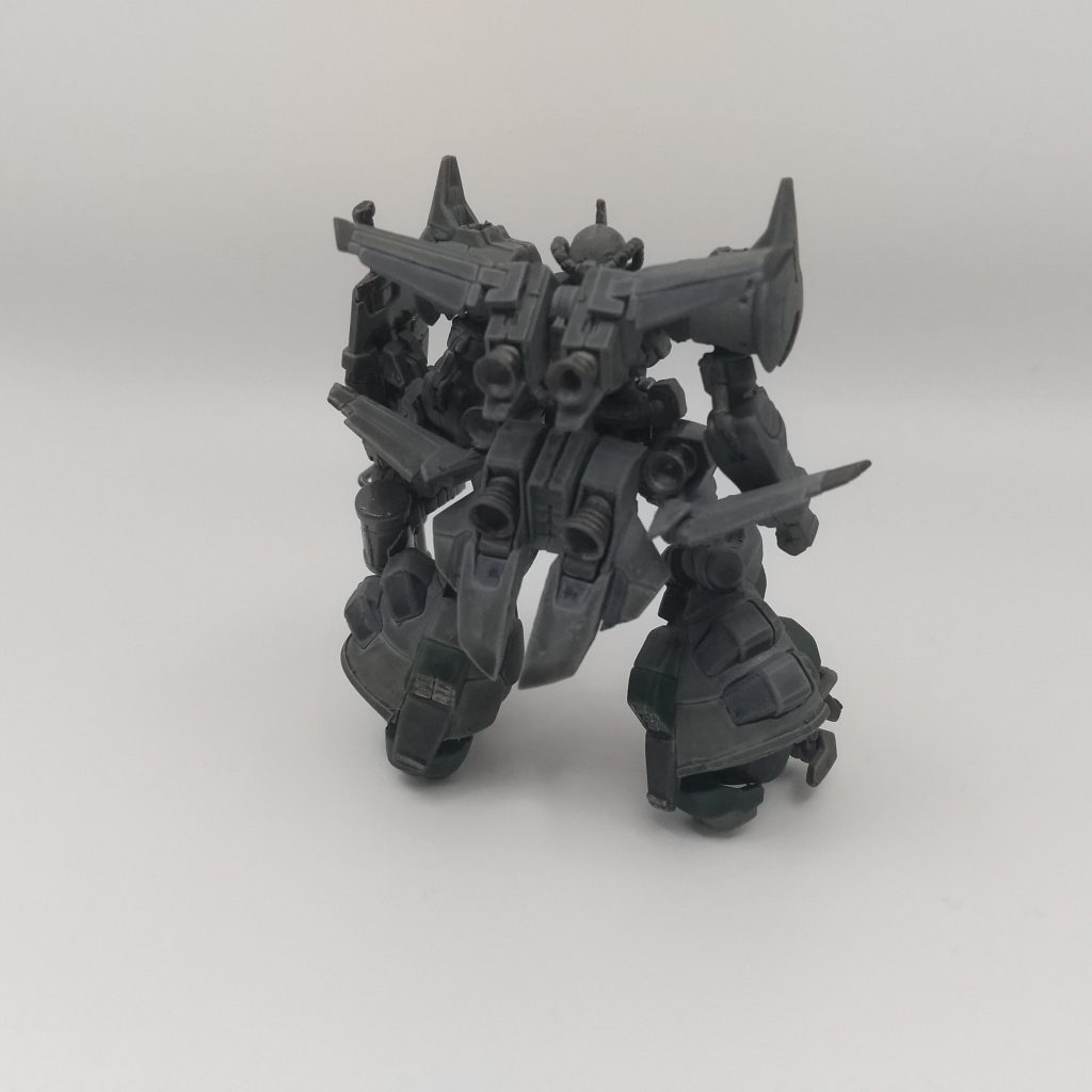 また、腹稼動の妨げにならないようバックパックは軸間接で上下に角度を調整出来るようにしました。関節以外は全体的に接着してあるため意外にもガシガシポーズをつけれます。(とはいえ普通のプラモより繊細ですが)