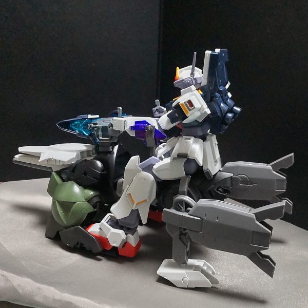 Zガンダムの再放送を観て、無性にガンダムmk2（エゥーゴ）が欲しくなったので、作ってみましたが、これだけで終わるのは物足りないので、オプション装備を作ろうと、メガライダーっぽいのを作ることにしてみました。 ※mk2は「ZガンダムDefine」のマークスクエア風に改造しています。 メガライダーは色々なジャンクを利用してそれっぽく作ってます。 武器はビームキャノンしか無いですが、後2つほどビーム兵器を増設するつもりです。 残りは後方にバーニアやスラスターを取り付ければ、形が出来るのでじっくりやっていこうかと思います。（6枚目）