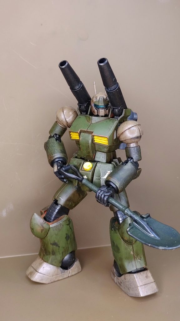 足元を中心に全体にウェザリングで汚しました。100均のスコップ(1/12?)がベストマッチしてます。このスコップを先に買って装備して似合いそうなMSは?でマッチョなガンキャノンになりました。