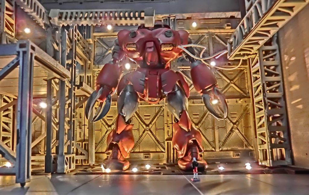 何回も登場している100均格納庫で撮影。格納庫には100均のLEDを使用。足元にはシャアが・・