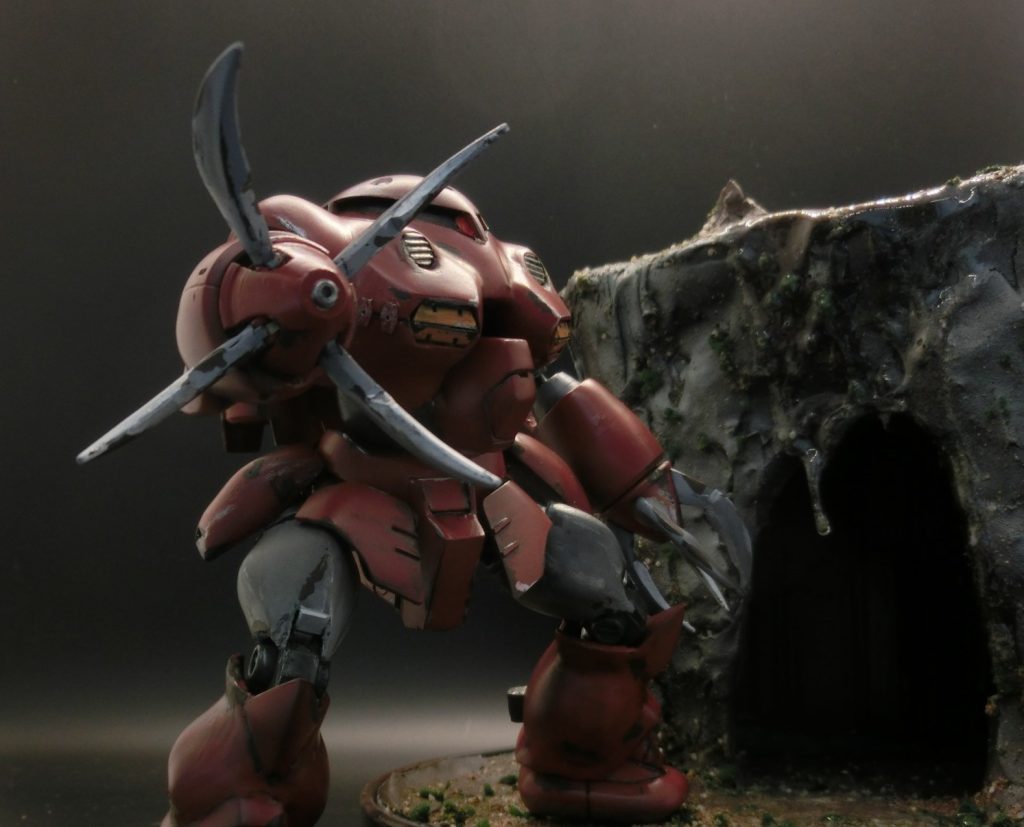 片手のみ爪を動かすことができるようにしました。RGの四本爪予備バーツを使用しました。ビーム砲は実はバーニアを逆方向に取り付けてます。