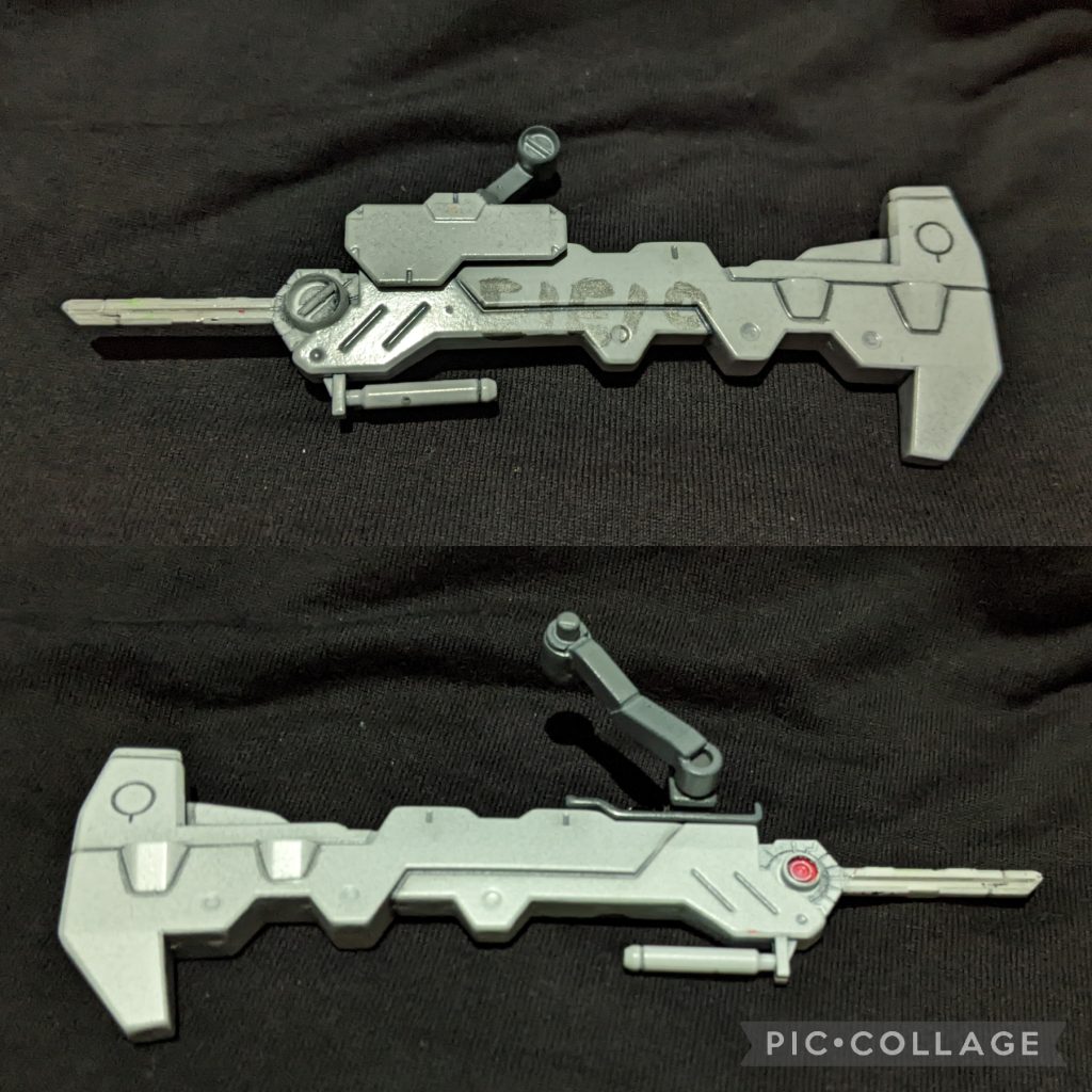 予算の少ないチームでの装備開発という設定なので、武器の名前を一発筆書きしてあります。反射で分かりづらいけど（笑）