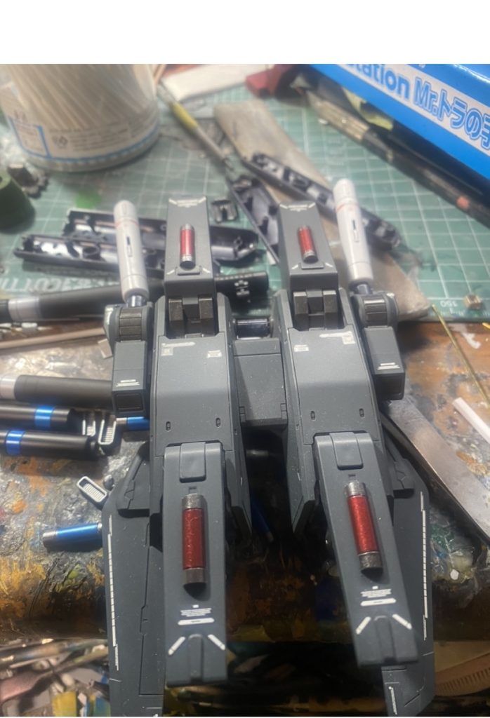 シリンダーカバーっぽいものを自作し貼り付け。