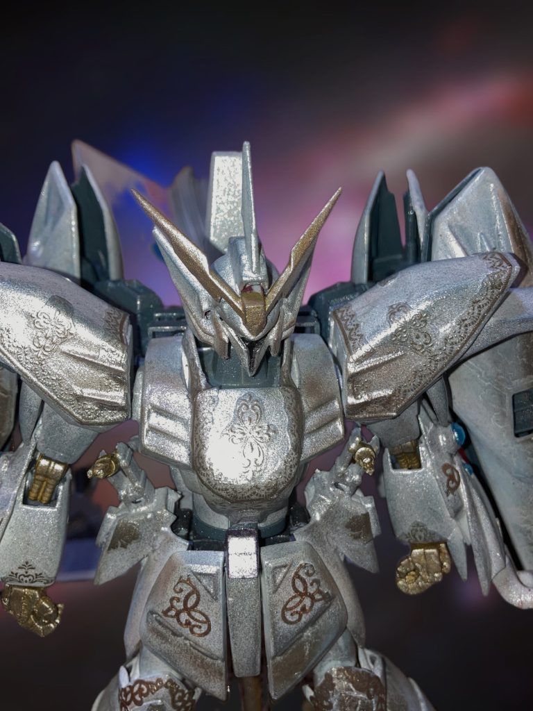 顔はガンダムエピオン改造ボディーはエピオン＋ビギナギナバックのドラグーンはウイングガンダムゼロのカスタムじゃない方を二段重ねサイズは1/100になります。