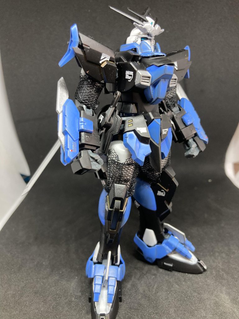 二の腕、太腿を鎖帷子でカバーしている雰囲気を出したかったのですが、網タイツ感が出てしまいました😁