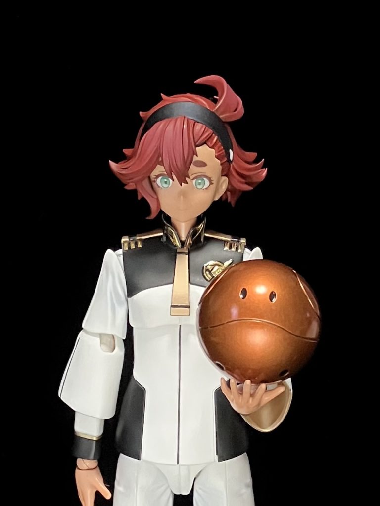 キャンディ塗装の練習をしたかったのでハロはキャンディ塗装で顔パーツは3つ付属タンポ印刷済みのものが一つ、残りは水転写デカールですこれがタンポ印刷+成形色のもの