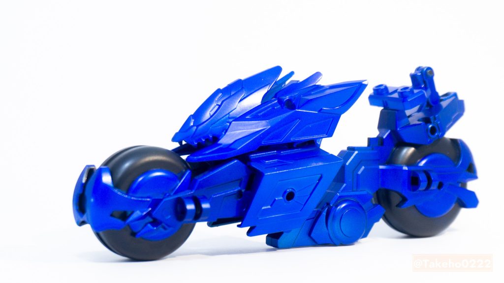 加工は殆どしてませんがが本体との接続部分のみ三国伝キットに入っていたスタンド補助パーツに変更してます塗装はExシルバーの上からウルトラマリンブルーを吹いて爆流頑駄無本体とは少しニュアンスの違う青にしました