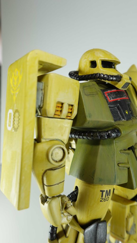 右肩はシン・マツナガザクと同じようなスリットがあります。シールドは厚みマシ+基部を設けて腕から少し離しました。