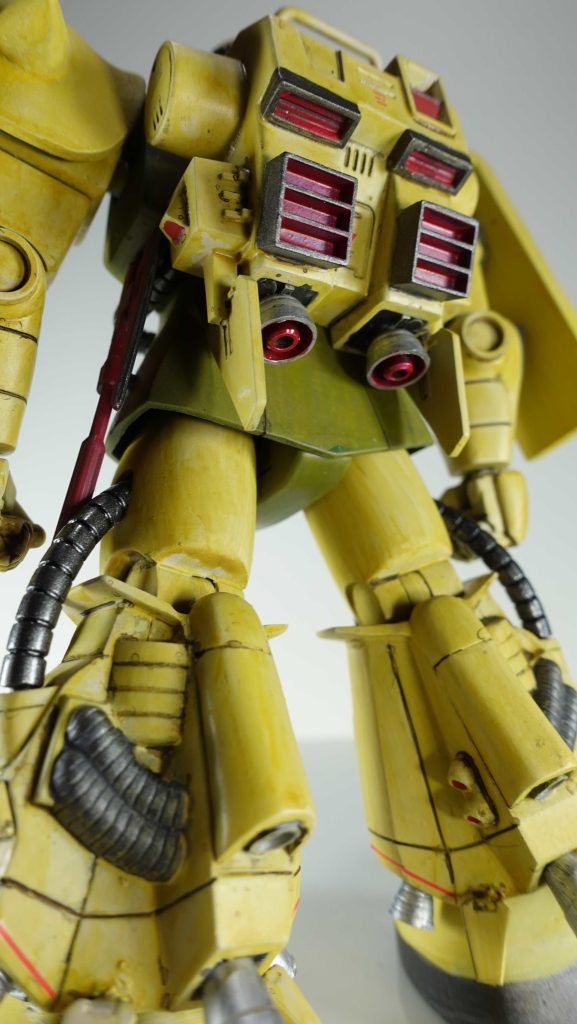 ふくらはぎのユニット形状が初期型は異なります。燃料タンク(?)内蔵との解釈なので推進機ではなく給油口のようなイメージです。