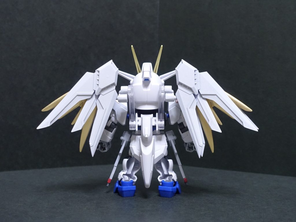 後ろ側のピンクラインは省略(※手抜き)元キットのままだと翼がボリューム不足に感じたので、ケレン味が増すよう、MSアンサンブルのジョイントを噛ませて取り付け位置を上方に延長しています。