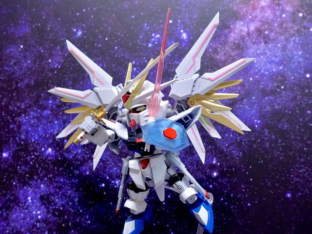 ビームサーベルは刀身部分を切り離し、忍パルスビームズのエフェクトパーツに置き換え。ビームシールドは透明のプラ板……スーパーの惣菜コーナーにある惣菜の透明なフタを切り抜いて使いました（笑）それにレジン液を塗って、ビームのギザギザした感じを表現しています。