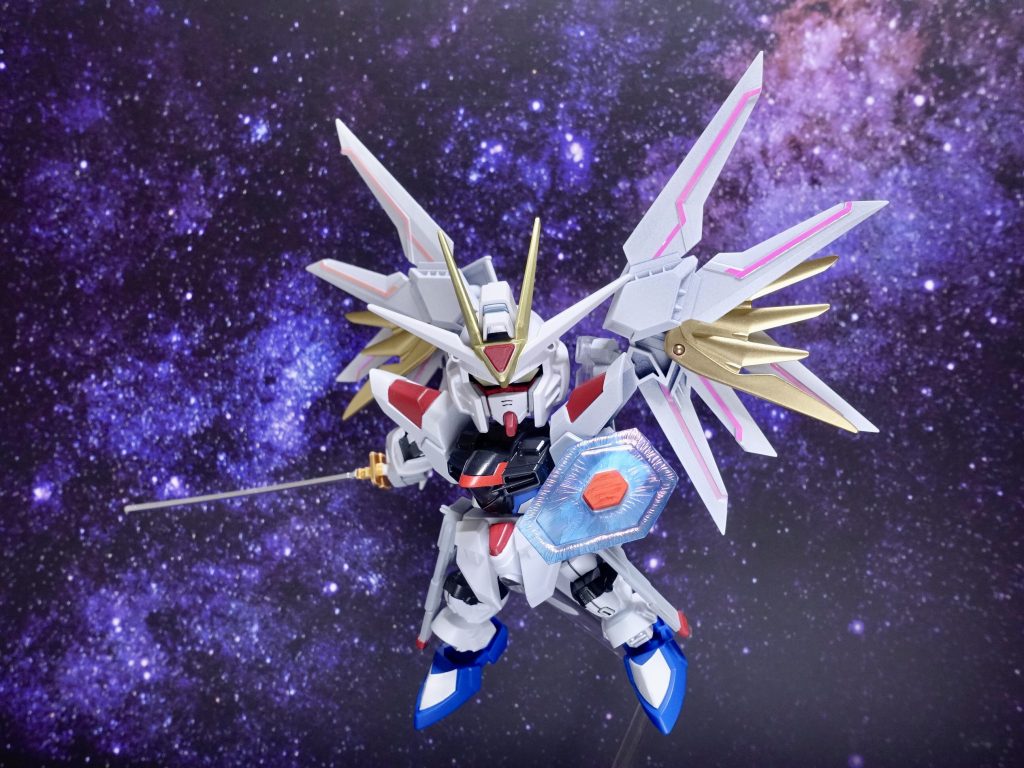 翼のピンクのラインは、百均の装飾テープを細く切り抜いて貼り付け。見る角度によってかなりキラキラします♪