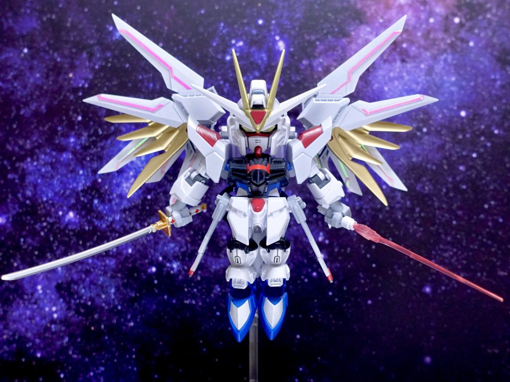 このポーズも、刀身をナナメ持ちできるようにした効果が出てますね！翼の金色部分は、1/144コレクションシリーズのデスティニーから。ランナーから接続ピンを自作。羽根裏もアグニ砲のディテールを削りとったり、外羽根同士の接続を幅増ししたりと、内羽根のスペース確保のため結構改修しています。