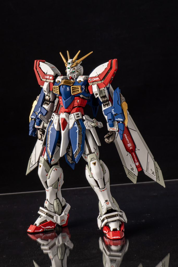 フレーム色はライトガンメタル一色ですが関節やハンドパーツなど露出面積が大きいパーツはつや消しで重厚感ある仕上げに、反対に装甲の隙間からチラ見えするパーツは光沢で仕上げることで、光沢メタリックを全身に散りばめるアクセントとしました