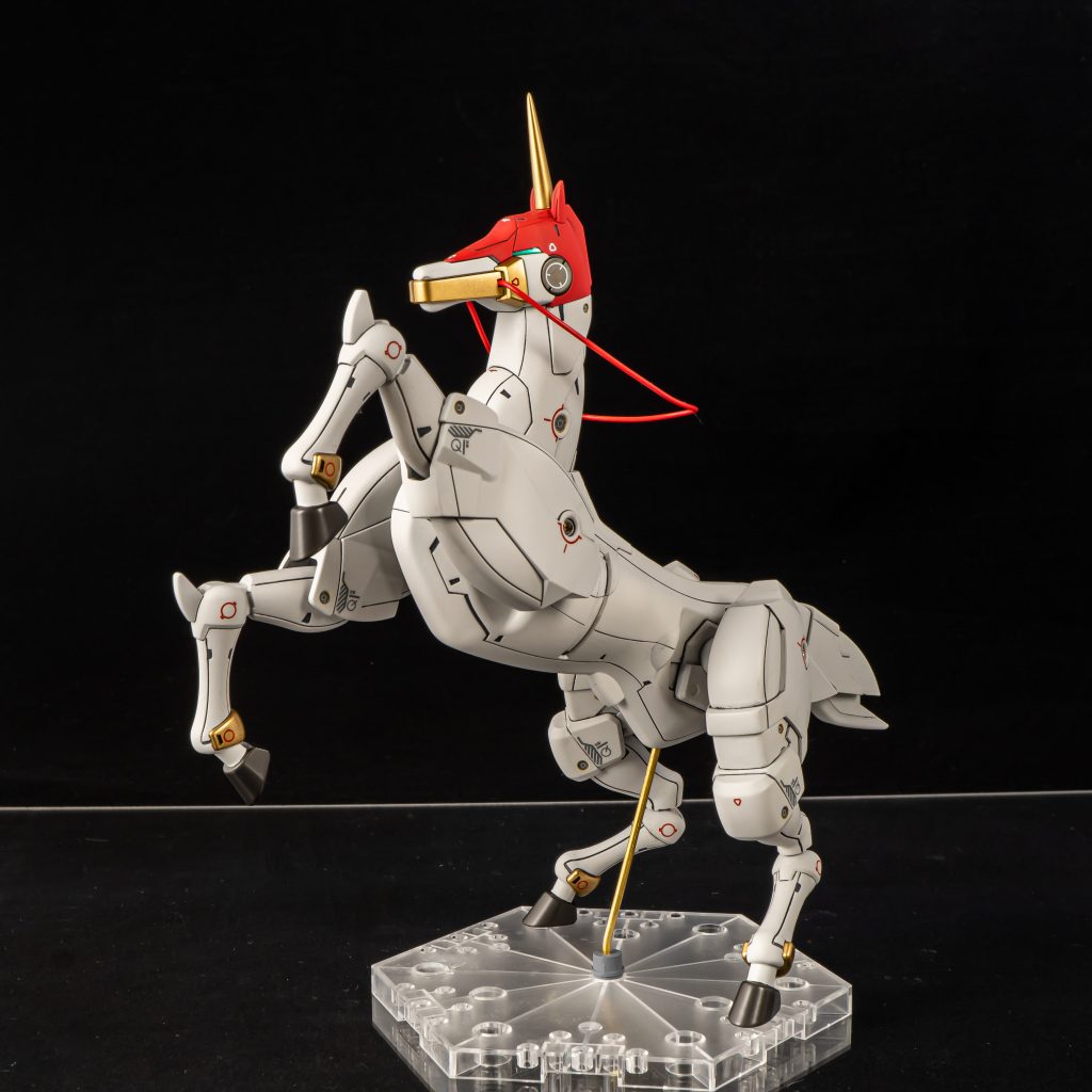 元のステーは大きく、目立ちすぎていたため真鍮線に置き換え、RGゴッドのベースに乗せて安定するようにしました