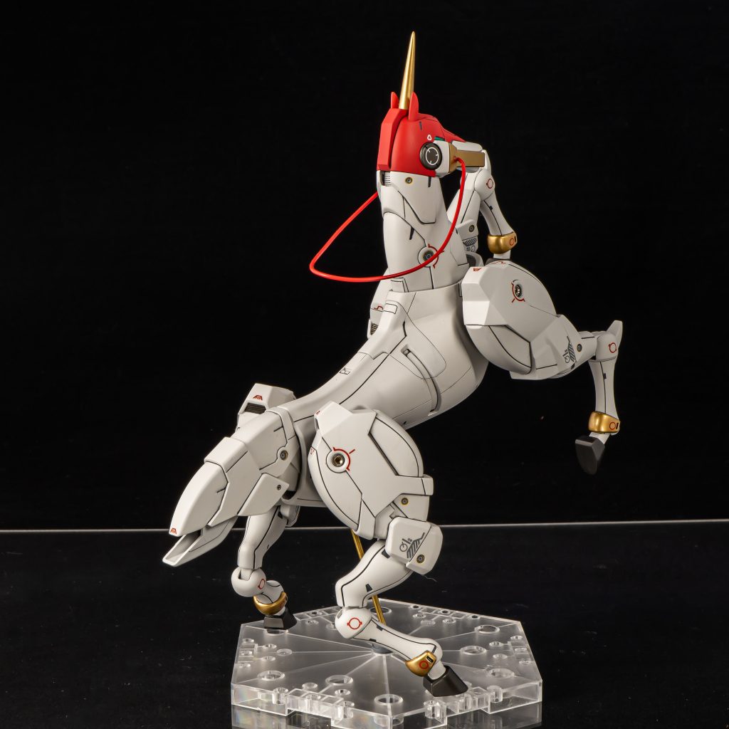 足の最上部にいい加減な凹みがあったのでスリットプラバンを組入れ、排熱口っぽくしたり、尻尾の先端にスラスターパーツをいれたりまぁ完成後は見えない目立たないのお約束ということで・・・