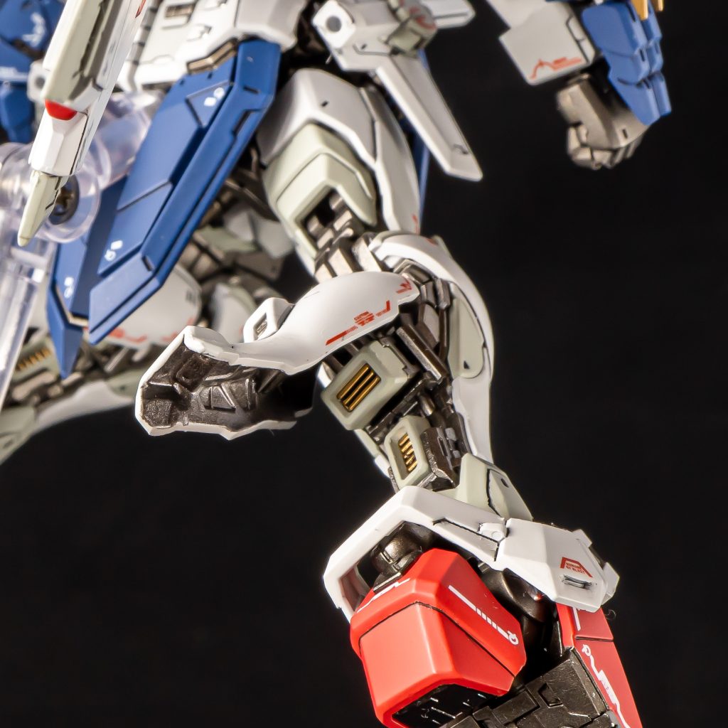 ふくらはぎ スラスターが露出するのですが表面装甲の裏が白のままだと味気ないので水性塗料+拭き取りでフレームの近似色に塗装