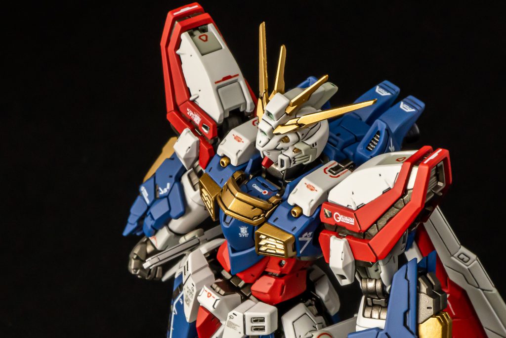 頭部のバルカンは厚みがあってボテっとした印象になるためガンマズル(ハイキューパーツ製)に塗装して置き換え、胸部の方は開口しシャープ化で留めておきました。