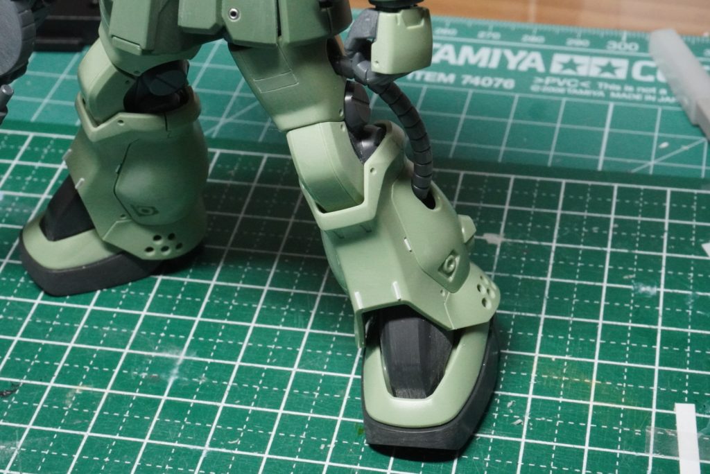 ザクの足はここにブチ穴がキマる!!ズラコフさんの作例をまねさせていただきました!