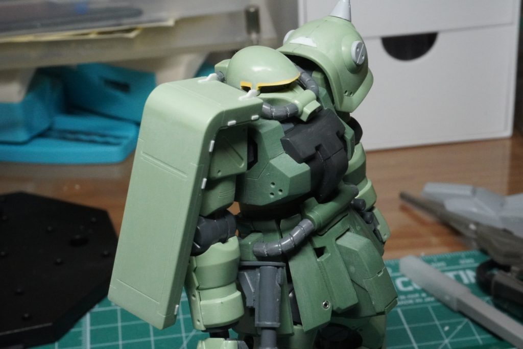 目つきが悪くなるようにパテにて幅詰めプラ板でやるか、頭頂部でカットしてずらしてパテの方がキレイに仕上がったかもしれません。エッジ出したくてやすってたら欠けて(2回)妥協してそのまま進行しました、、