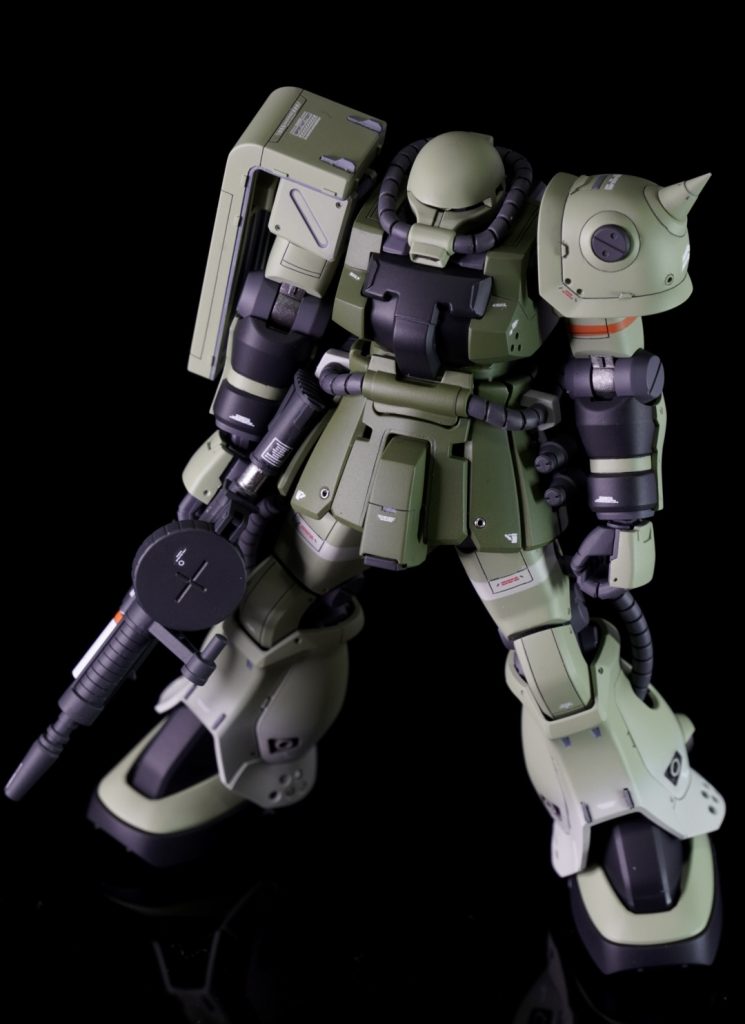 ホントF2ザクはカッコいい!!今回より撮影方法を変えてみました●PVC背景の配置:背面から下面までRを付けて設置しておりましたが、下まで垂らして背景のみに使用(Rをつけると反射する)●下に黒のアクリルパネル●背景に光が当たらないように黒の画用紙で調整上記変更したことで今までよりいい写真が撮れました!後はカメラの設定ですね、、、全体にピントが合ってない、、どうすれば、、勉強します!!