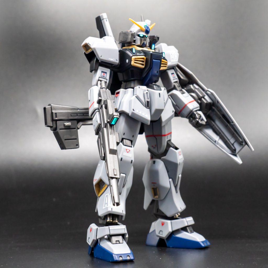 赤いラインの水転写式デカールが難しかった。浮かないように、真っ直ぐ貼るのが大変で、苦戦しました。川口名人、もっと簡単のにしてください(^_^;)ガンダムベース限定で、「Figure-rise Standard 川口名人」が、発売したら横に並べたい(^^)