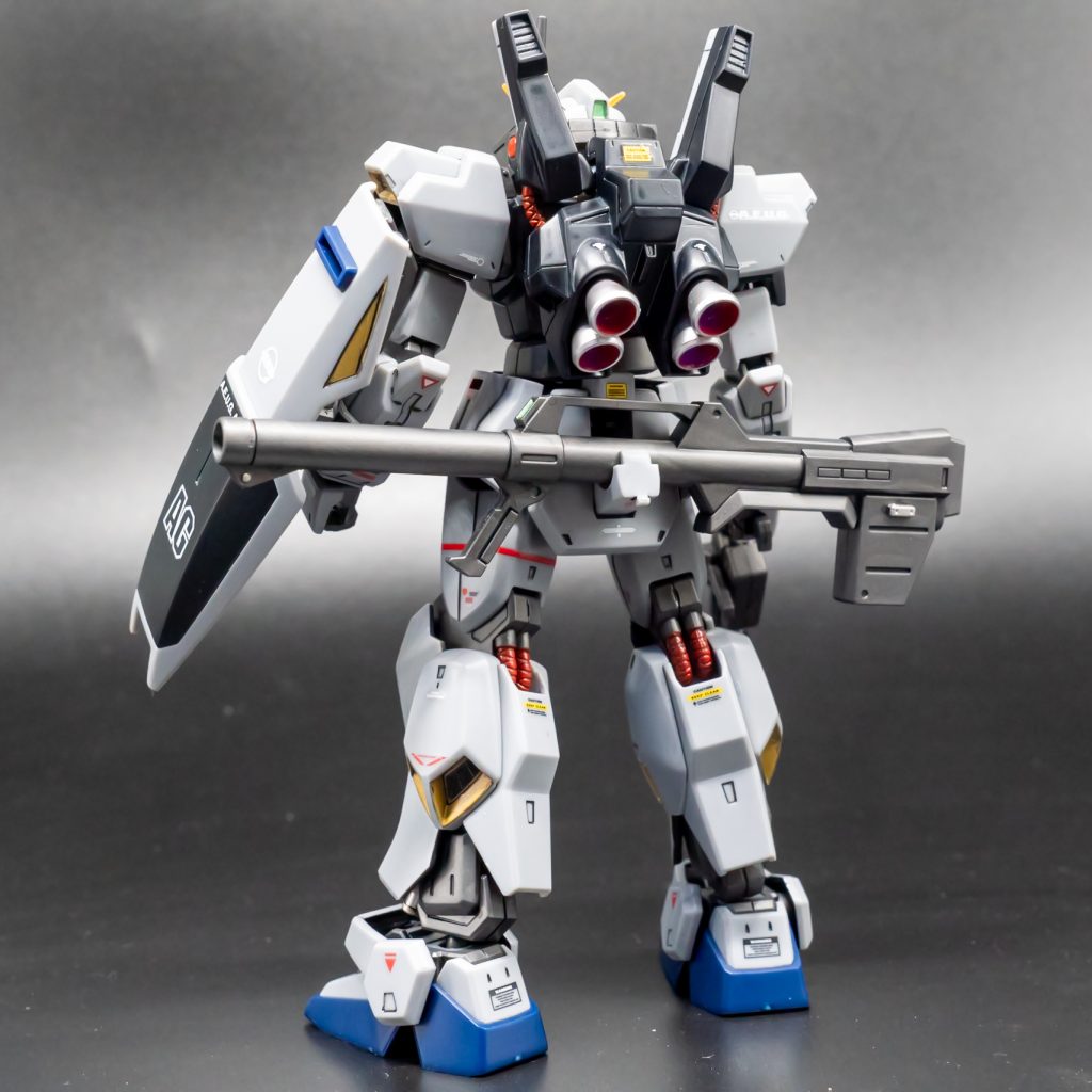 動力パイプは、調色してあまっていた、バーニア内側と同じ赤を塗装。腰の横の内部も同じ赤で塗装。ここはやらなくてもよかったかなと(^_^;)あとから気付いたけど、ここにライフルを固定できるんですね。塗装しちゃったので、ライフル固定できません(^_^;)