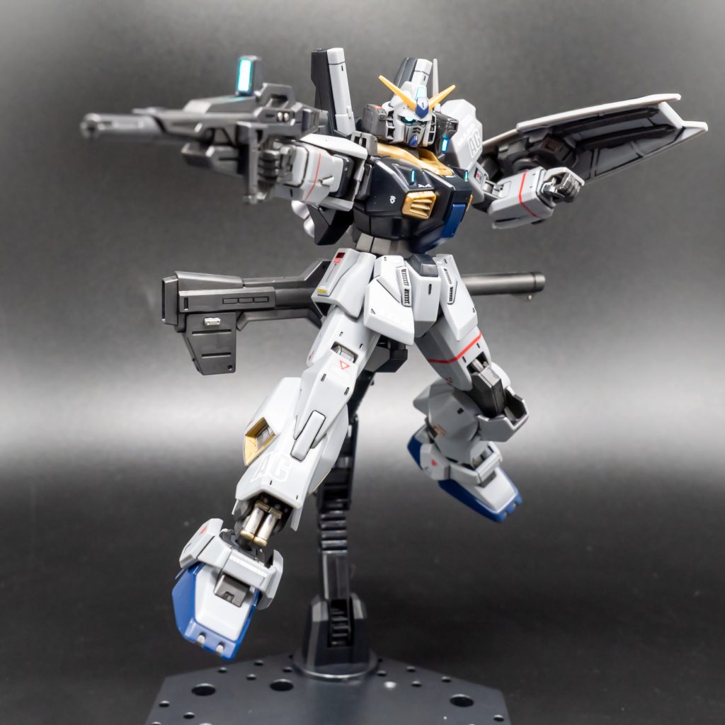 アンクル、シリンダー部はタミヤエナメル、チタンシルバーとチタンゴールドで筆塗り。武器も少しチタンシルバーを筆塗り。