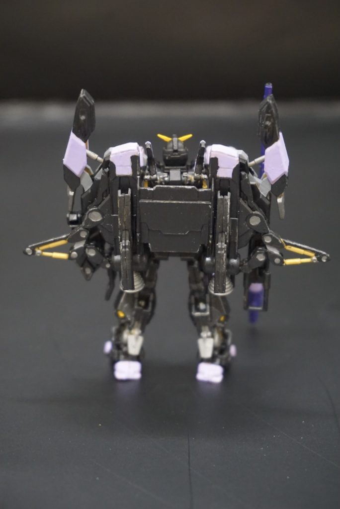 背後。塗装ハゲ感は個人的な好み通りにできました。各シリンダー的な所は、ペールオレンジの地の色に直でゴールドを塗っています。全然映えない…ちゃんと黒下地とか作ってからゴールドは塗れ、の意味を理解しました。