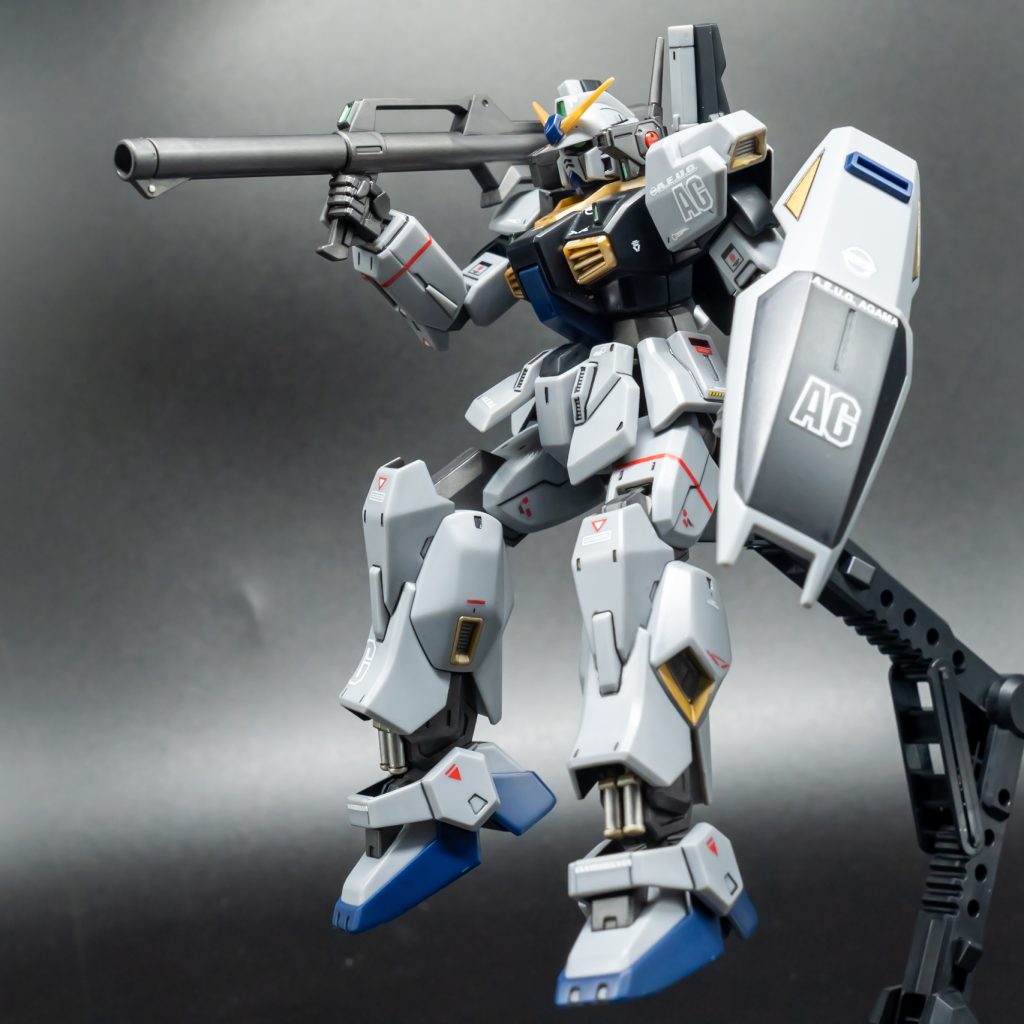 シールドのゴールド部は、通常版のシールで違和感あったので、カラーガイドのゴールドで塗装。足スラスター部は、マスキングしてゴールドを塗装。スラスター内部は、カラーガイドのガンメタリックで塗装。