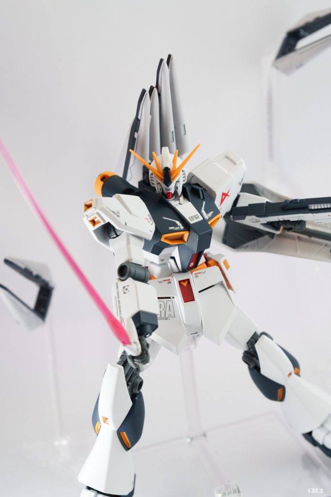 HGUC νガンダムのエフェクトパーツが使えるらしいですが持っていないので、ビームサーベルは部屋に転がっていたエフェクトパーツで再現。ピッタリはまりませんがアクションポーズとしては良いかなと。