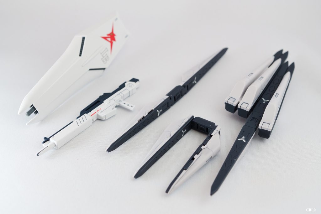 武装。フェイクニューウェポンズをたくさん買ってフィンファンネル全部動くようにしようかとも思いましたが、そう思い付いた頃には再販分は売り切れていました。