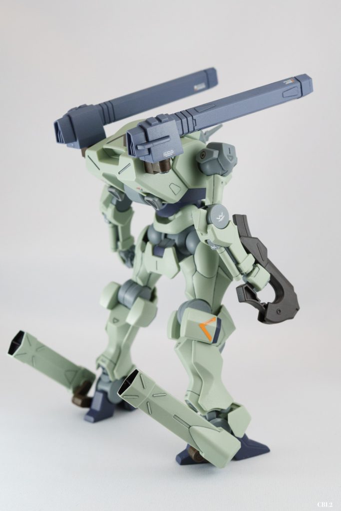 バックパックのレールガンはHG R12 モビルバクゥのものです。並行してダラダラ作っているのですが、レールガンとミサイルの選択式であることに絶望していました。バクゥは2個買うべき。脚部のベクタードブースターはちょうどNetflixで見直しているなんたらギアスの影響です。取り付けアームは30MMのオプションセット。30MMはガンプラじゃないけどバンダイだから微妙に罪悪感が和らぎますし、オプションセットにいろんなジョイントパーツが付いてくるので、プラモコーナーにお目当てのガンプラがないけど手ぶらで帰るのが惜しい時はとりあえず1つ買っていけ。