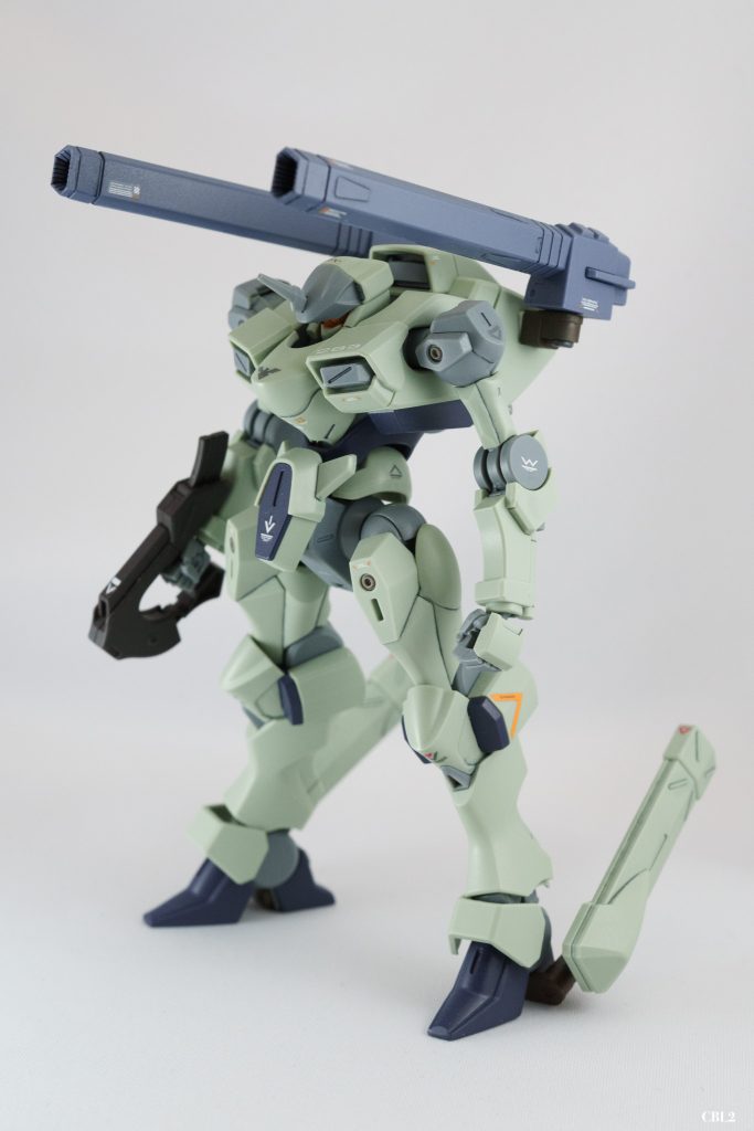 最初はシンプルに作るつもりでした。完成品を眺めながら夕食を食べる日々を送るうち、S字立ちをかっこよくしたくなりました。この写真をよく見ると、腰パーツがトンデモない向きになっていることがわかるでしょうか。このためにリアスカートを跳ね上げ、足の付け根と腰をそれぞれ1mm程度延長しています。こだわり始めたら気づいたらベクタードブースターの位置が変わってました。