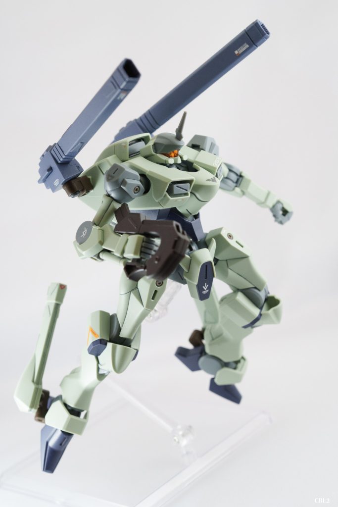 今回もスタンドはグッドスマイルカンパニー。知り合いの外国人も日本に来てガンプラが買えてよろこんでましたが、やっぱりアクションベースは買えなかったようで、グッドスマイルカンパニーにはお世話になっているそうです。ガンプラに合わせるには軸を少し細めないといけないんですが、ザウォートは3mm穴ではなくダボになっているので無加工で大丈夫そうでした。