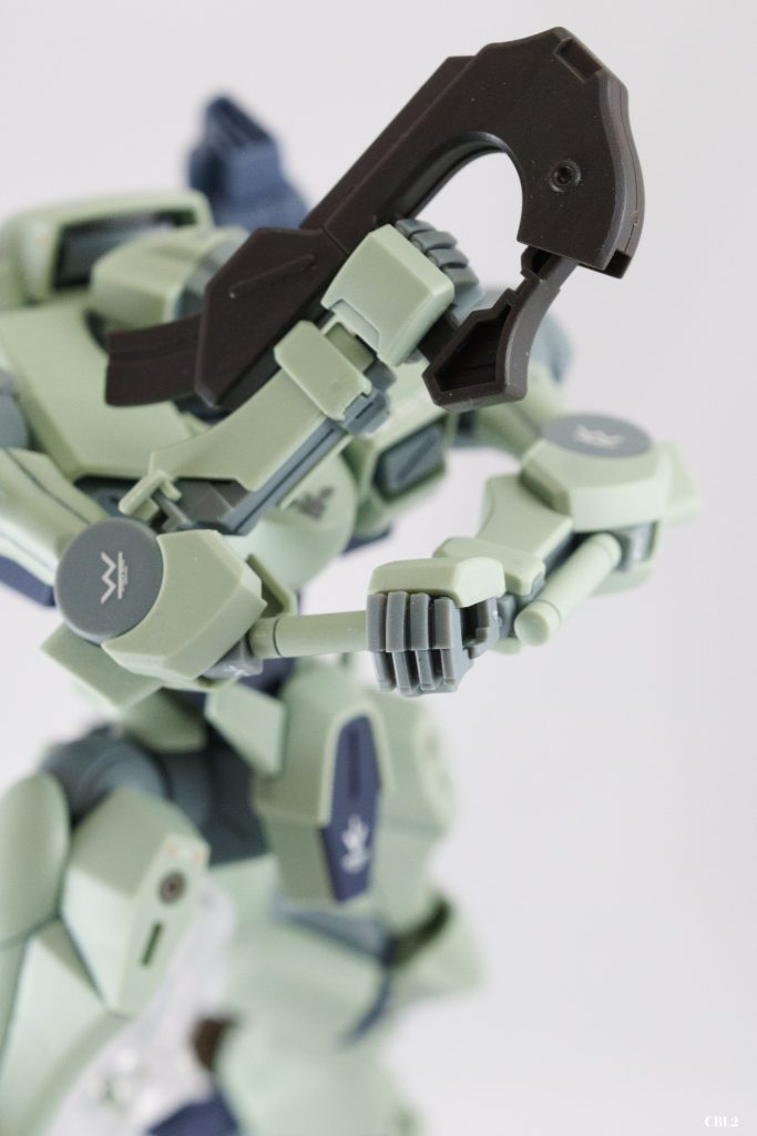 ビームサーベルはファラクトみたいに腕部が開いて掴めるようにしました。設定上はサーベルラックがスライドするらしいですがそんなことしたらすぐ折れちゃいそう。