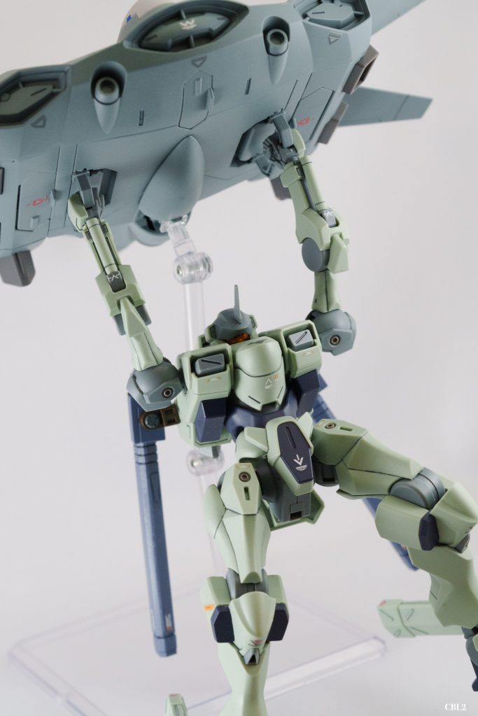 ぶら下がりもできるの楽しいですよね。ティックバランのハンドルの突起がザウォートの手首パーツにしっかり嵌るようになってて、考えられてるなあと。この突起、ハンドルを起こす時の指掛かりにもなるし、単純なディティールアップにもなっててすごい。レールガンは回転させて下向きに逃がせます。