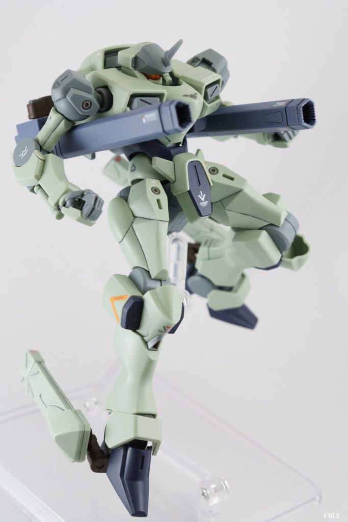 レールガンを脇から出すこともできます。この方が命中力が高まるとか。以下、アクションポーズをいくつか。