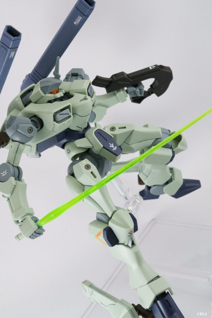 デカールはホビージャパンWebの記事を参考に、貼ってみました。記事のアドバイスに従って、光沢トップコートを軽く1回だけ吹いてからつや消しトップコートを2往復くらいかけると綺麗に馴染みました。前回のνガンダムのデカール浮きがウソのようです。