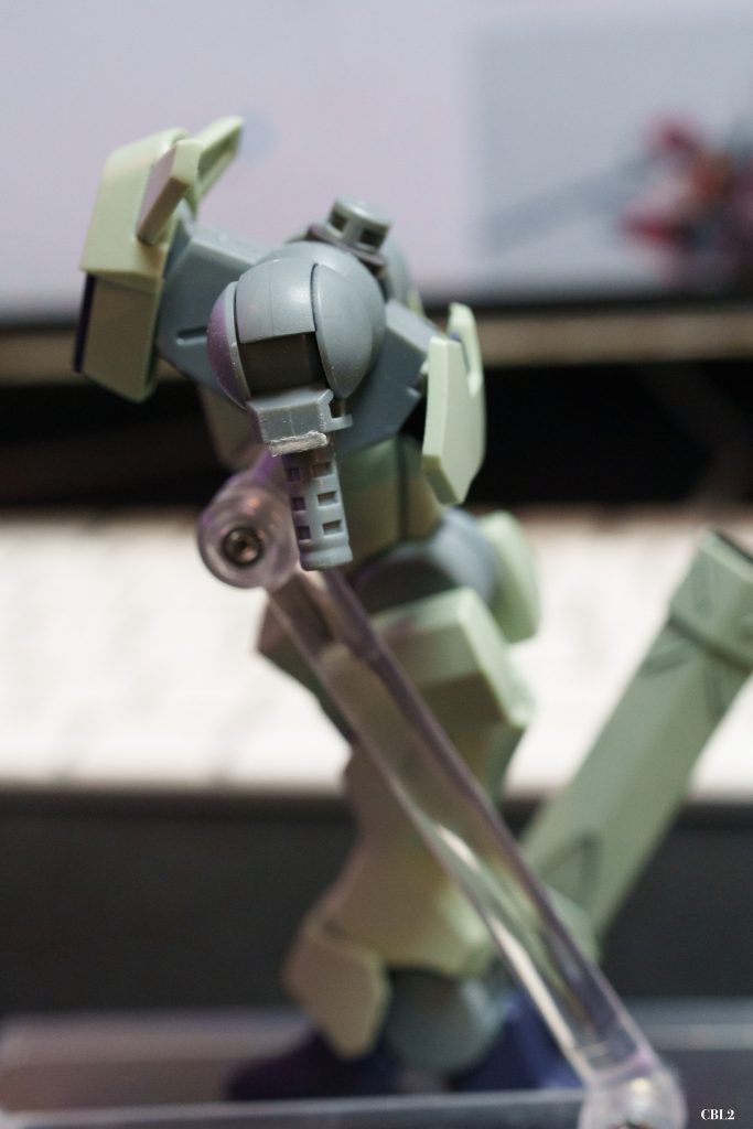 足の付け根にランナーの切れ端を接着してストッパーにして実質1mm延長!リアアーマーは斜めになるように接着!腰の軸には30MMのジョイントパーツを薄く切ってスペーサーにしてはめ込んでストッパーにして実質1mm延長!