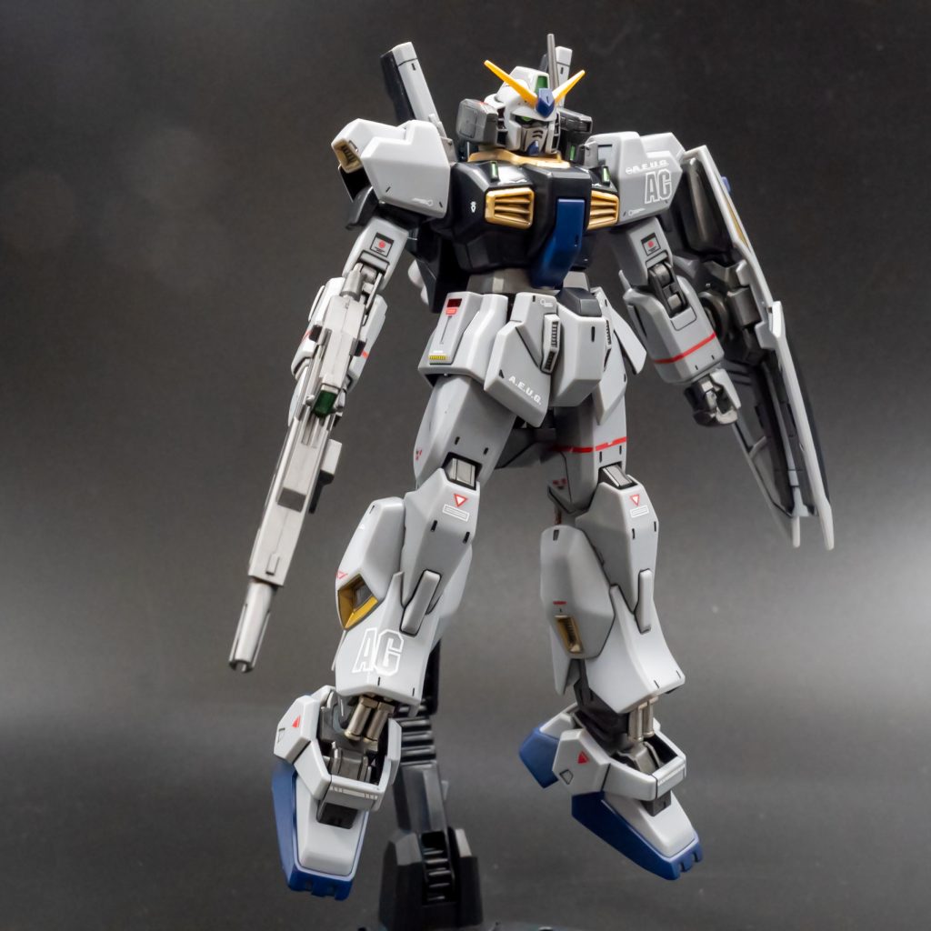 カラーガイドC=Mr.カラー H=水性ホビーカラー G=ガイアカラー T=タミヤエナメル■全パーツヤスリがけ→スジボリ掘り直し→Cスーパークリアー光沢■部分塗装 カラーガイド 水性ホビーカラーゴールド部ガンメタリック部レッド部■装甲裏Hつや消しブラック■センサー部Gサーフェイサーエヴォブラック→Gブラック→GEXシルバー→G蛍光グリーン→GEXクリアー■ツインアイ部Gサーフェイサーエヴォブラック→Gブラック→GEXシルバー→G蛍光グリーン→GEXクリアー→Hつや消しブラック(マジックリン拭き取り)■バーニア部Gサーフェイサーエヴォブラック→Gブラック→GEXシルバー→GEXクリアー■バーニア内部Hカラーガイド レッド→アクリジョン 光沢クリアー→G蛍光クリアー■サーベル部調色してグラデーション塗装GピュアホワイトG蛍光ピンクGつや消しクリアー■シリンダー部筆塗りTチタンシルバーTチタンゴールド■スミ入れTスミ入れ塗料ブラック、ダークグレー、ダークブラウン■デカール付属 水転写式デカール■トップコートH半光沢クリアー