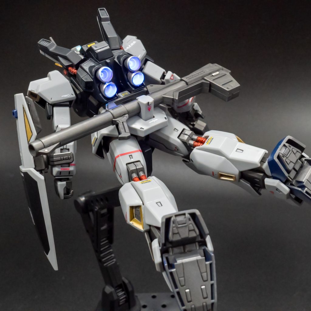 バーニア部は、ラッカー→水性ホビーカラー→アクリジョン→ラッカーで、塗装。アクリジョンを間に挟んで、水性ホビーカラーがラッカーに溶かされないように、しました。ブラックライトで発光します。