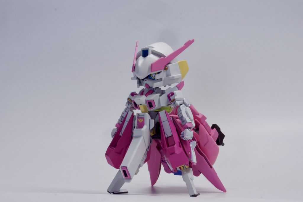 正面SDに見えるでしょうか。若干SDっぽくない気もするのですが、満足です、何より可愛いです。艶消しで仕上げたので、どことなく優しい見た目で可愛さが上がっていると思っています。機体色は、いつものウーンドウォートの色にするか火星仕様にするかでとても悩みましたが、結局自分の好きな色にしようということでとある喫茶の給仕人形をイメージしています。桜っぽくてとても可愛いです。瞳の色は最近、黄色い目が好みなので黄色くしました。最初は合うかなと不安だったのですが変ではなかったので安心しました。