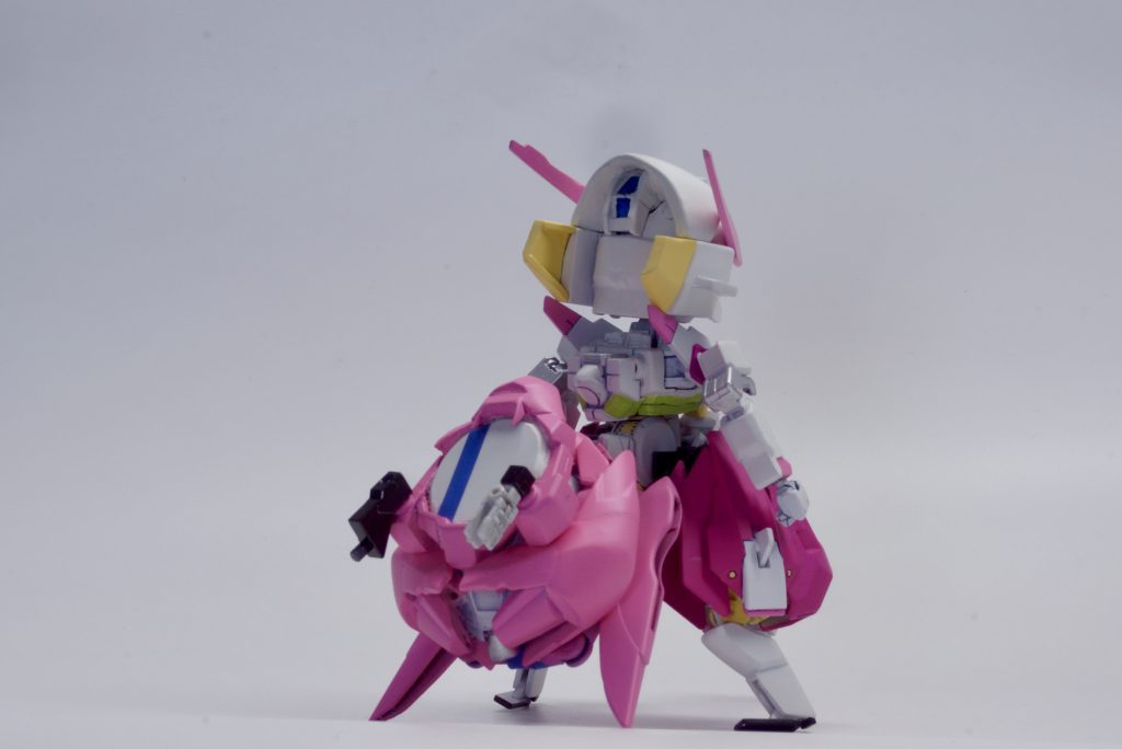 背面ピンクの丸いやつを背負っています。それは後ほど説明するとして、後ろ姿はピンク色以外も見えて少しカラフルになりました。とても可愛いです。ウーンドウォートは丸い何かを背負わせたくて何にしようかと悩んでいて、いつものウーンドウォートが背負っているものを使っても良かったのですが、そうなると普通のウーンドウォートになってしまうので申し訳程度の自分要素です。