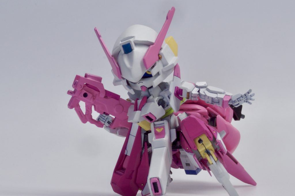 武器ピンク色のマシンガンです。名前は「P-90 マシンガン」です。銃と硝煙の世界で活躍しそうです。膝立ちを綺麗にできるようにもこだわりました。SDで膝立ちしようとさせて今までよく苦労していましたが、今回はうまく行った気がします。