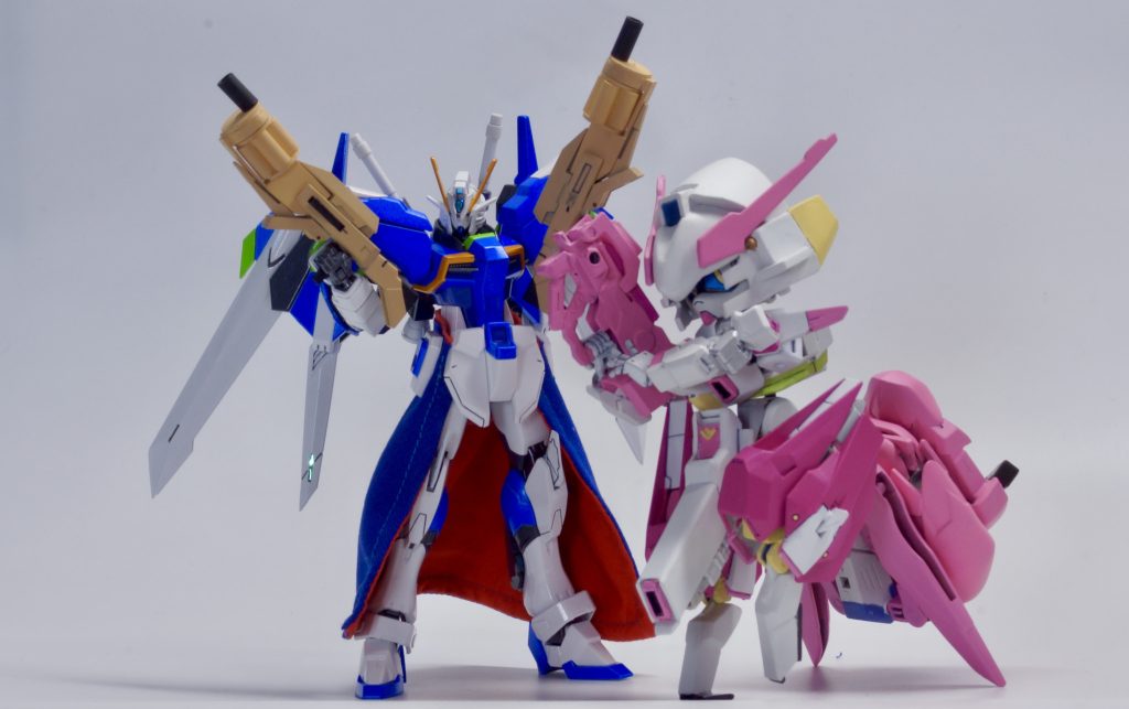 相方の兄上の機体と一緒に撮りました。不毛の大地に轟く銃声は乾いた疾風となって荒野に吹き荒れる感じがします。相方デスティニーの持っている武器はずっと前から完成していて、その時にピンクのやつは私が作るわと言ってやっと並べることができました。お待たせしました兄上。とても早く走り去って行きそうな感じがしますが、HGと並ぶとリフレクションの大きさがかなり分かります。