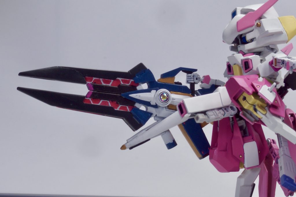 バレルが展開して撃つことができます。この武器の色も悩んで、最初は明るい青で白や、金色などでヒロイックにして空戦魔導士みたいな色にしようと思っていたのですが、試しに重めにしてみて合ったので良かったです。かっこいいです。これにつけるために数年前に買っていた、キラキラのクリアドームもやっと使うことができました。