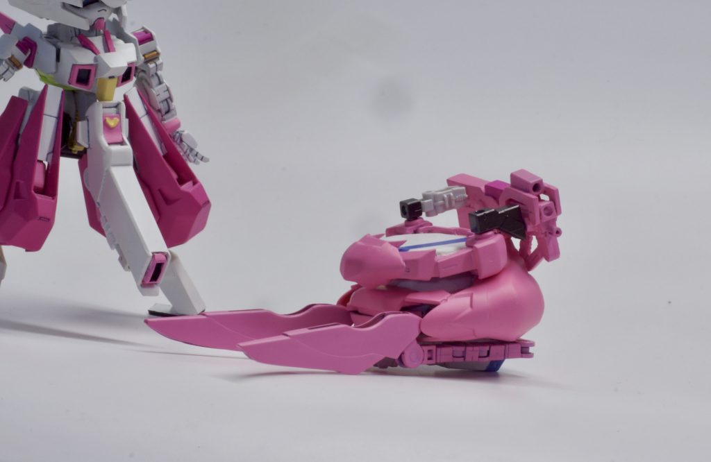 背部ユニット名前は「キハール三［EWAC］」です。モチーフはEWACキハールⅡのMA形態で、全身ピンクです。マシンガンを背負っていてリフレクションの背部に接続されます。支援メカとして飛び回ってくれます。丸っこくてピンクでとても可愛いです。