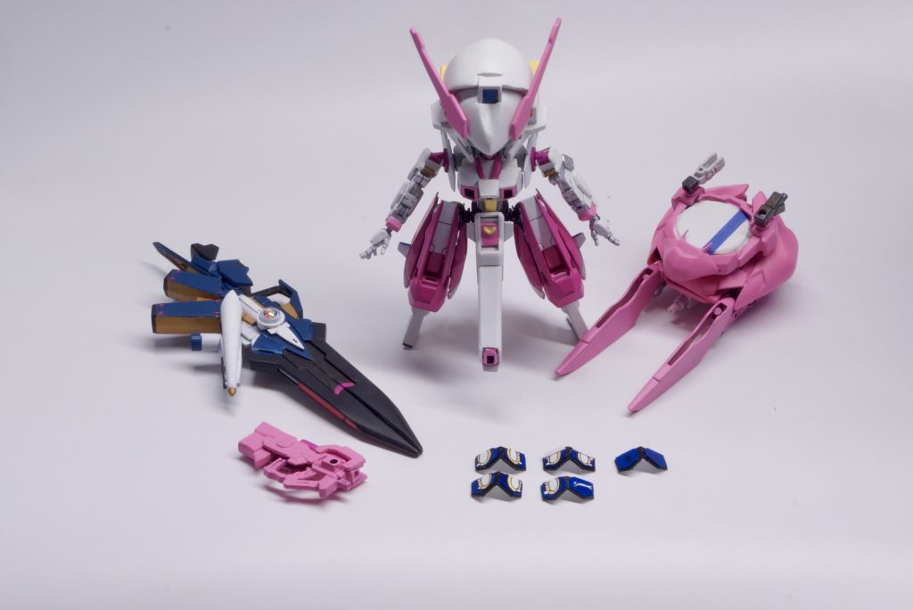 今回のパーツ少なくてシンプルです。表情の目と、武器。遠距離に偏りましたが、ベース機のインレオルタナティブの黒い聖剣も持たせれるようにすれば近接武器が増えます。