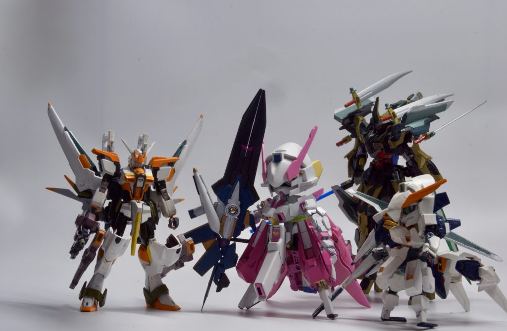 今までの自分の機体たちと一緒に。リフレクションはやはり大きいですね。リライトがとても小さく感じますがいつものSDサイズです。リフレクションはほぼHGのインパルスと身長が同じです。やっと自分の機体が4機になりました。リフレクションを作り始めたのが高校2年生くらいの時だったので、もう2〜3年経ってしまい何を書けばいいのかいまいち分かりません。ずっと放置していてやっと心残りが一つ消えました。SDのウーンドウォートを作るという目標もこれにてひと段落です。この子は大学の作品展に展示するために、今年の初めから少しずつ進めていました。無事に展示することができて、会期中も多くの美術的作品に囲まれて耐え抜いてくれました。美術作品に囲まれてその中にガンプラが置いてあるのが面白かったので出せて良かったし、これを機に完成できてとても嬉しいです。最後まで読んでいただきありがとうございました。